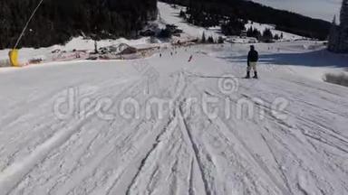 第一人称观看滑雪者和滑雪者滑下滑雪坡滑雪胜地